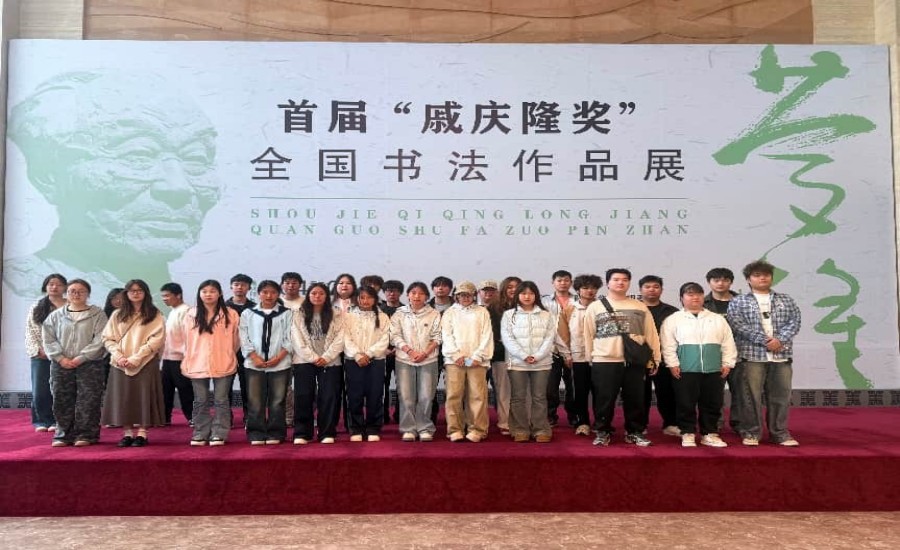 【法文學(xué)院】學(xué)子赴淮安市美術(shù)館開展現(xiàn)場教學(xué)活動 組織文化藝術(shù)交流活動